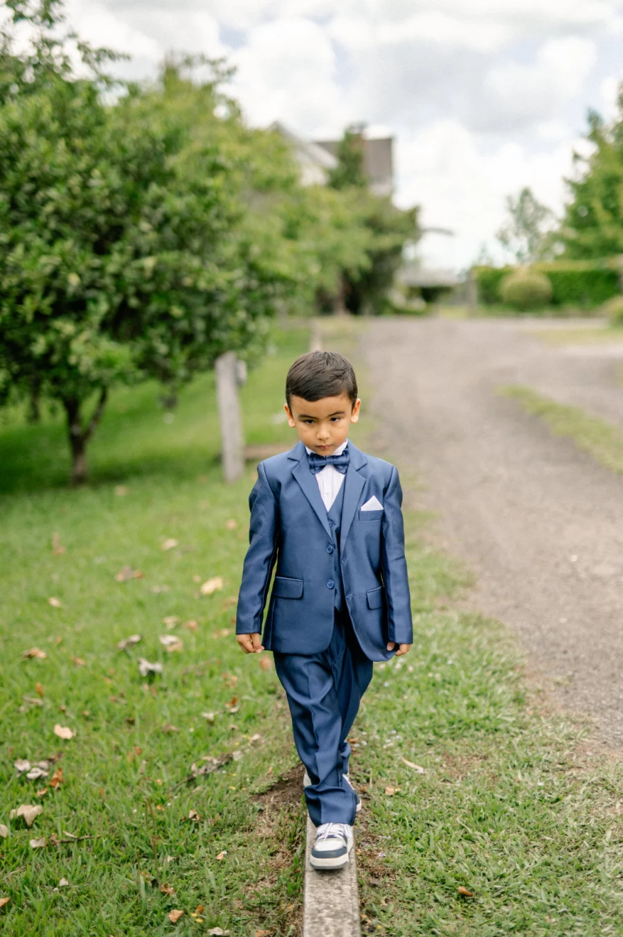 pajem com terno azul