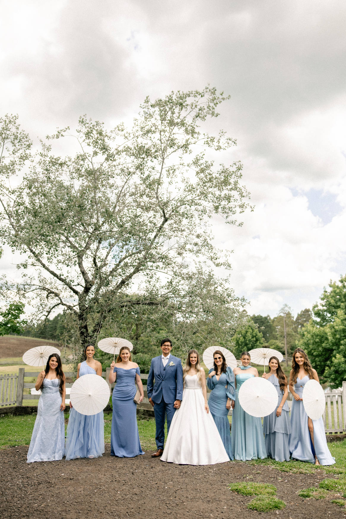 noivos ao lado de madrinhas de azul