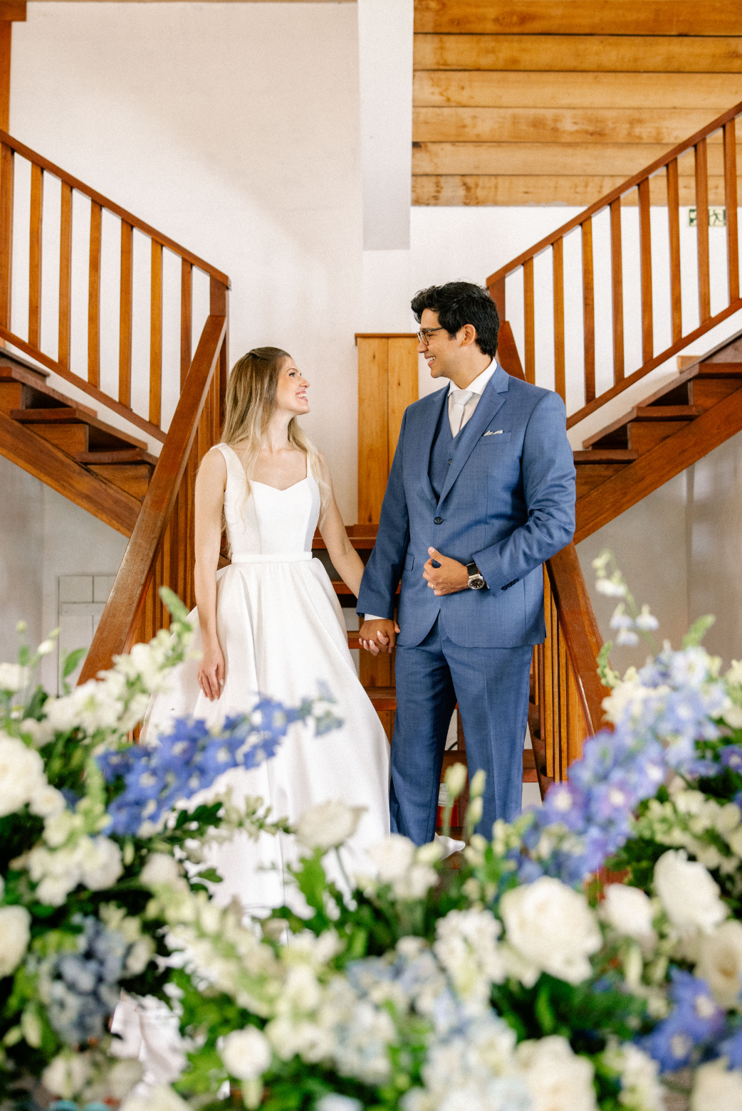 noivos de m&atilde;os dadas