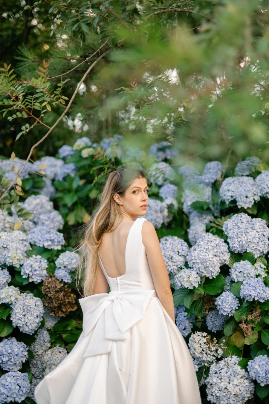 noiva com vestido de noiva com la&ccedil;o