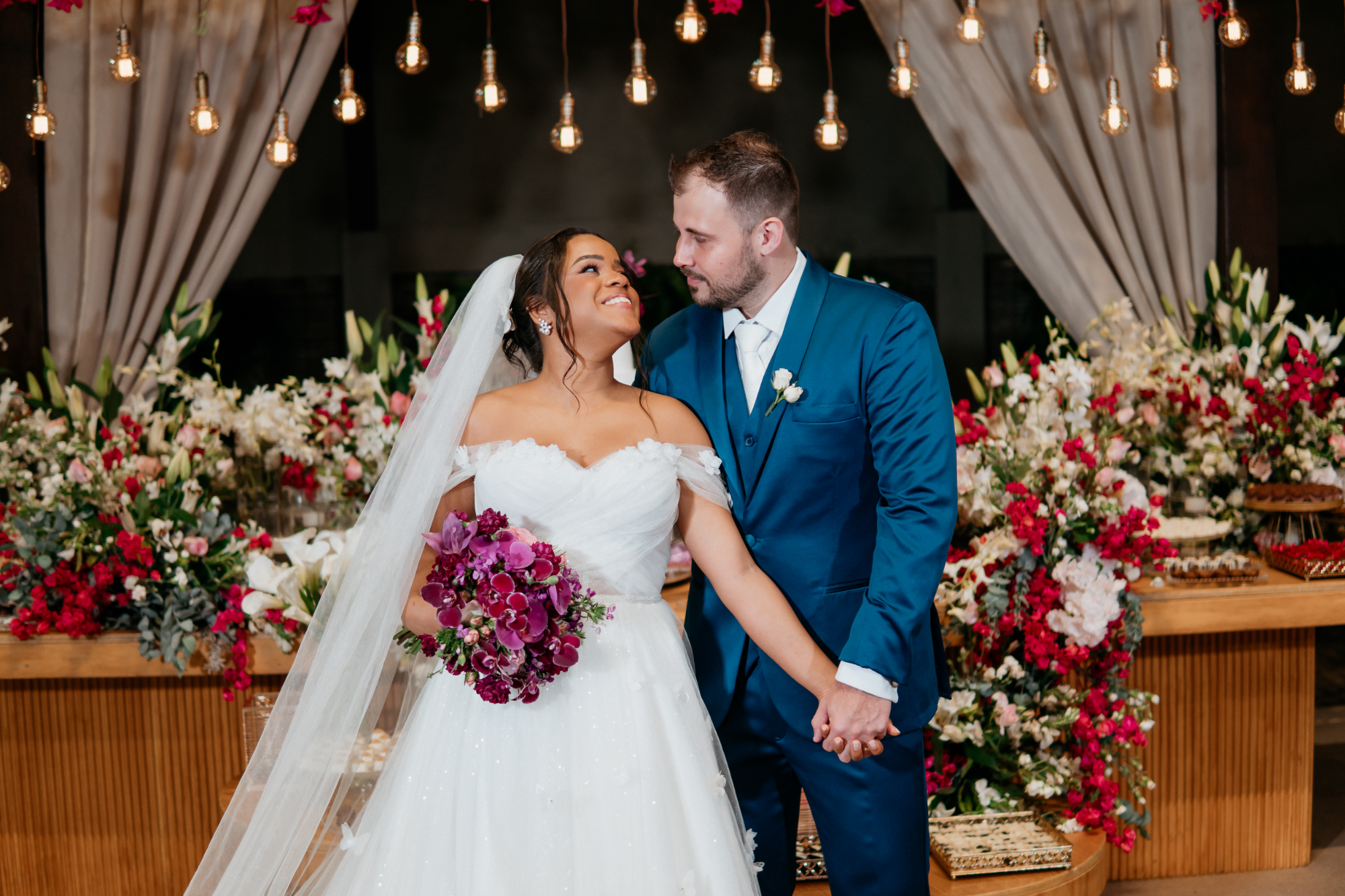 noivos de m&atilde;os dadas