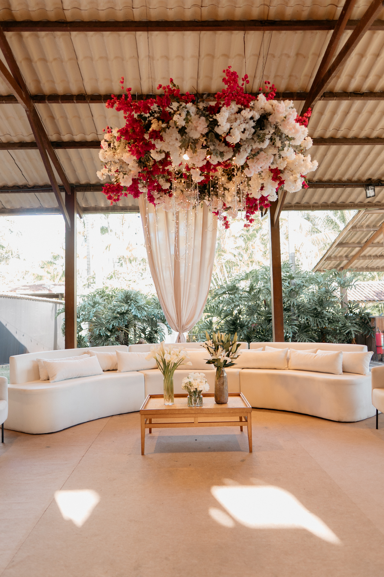 lounge decorado com flores no teto