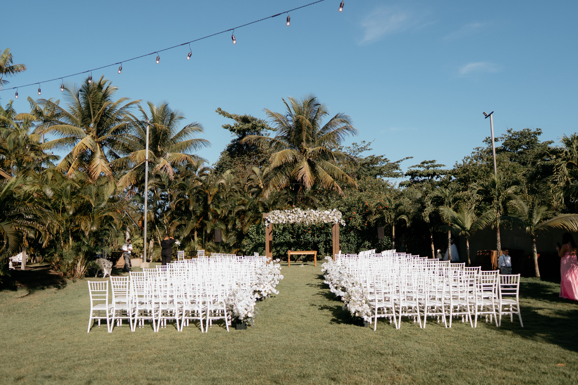 cadeiras e altar branco no campo