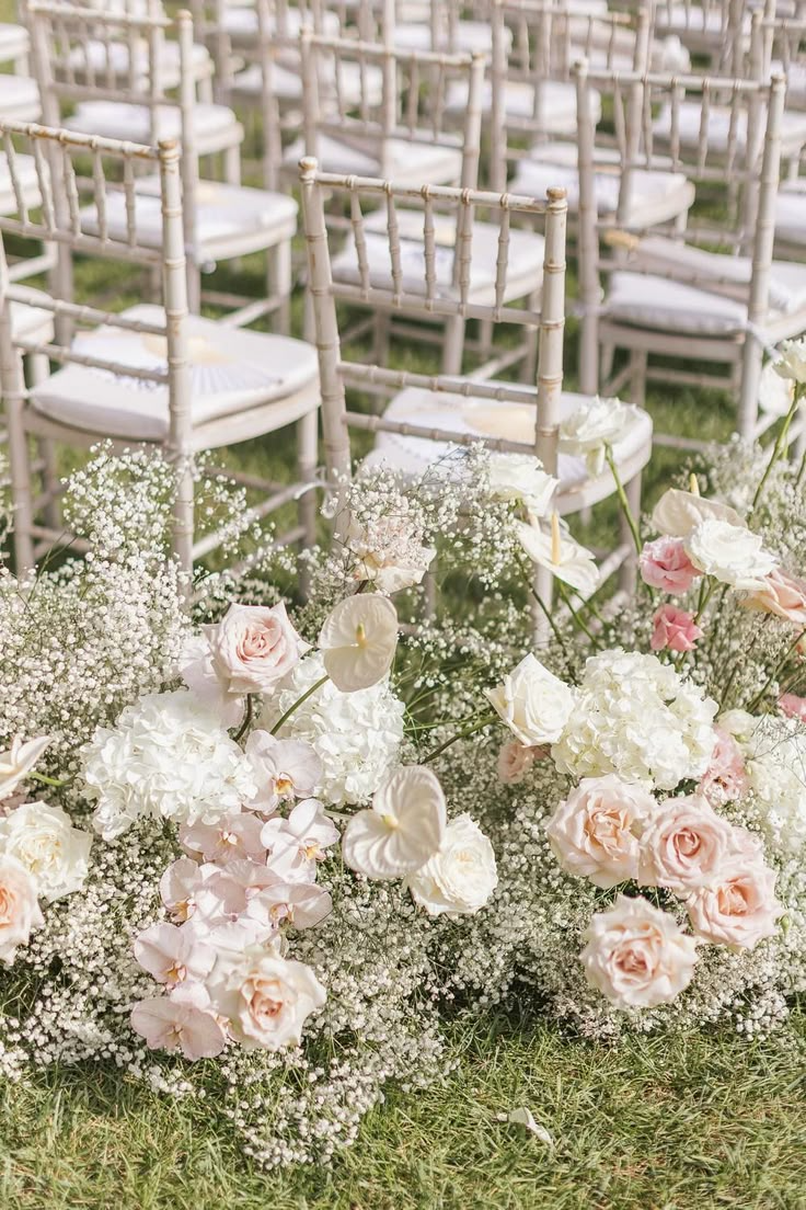 flores brancas e rosas em casamento simples