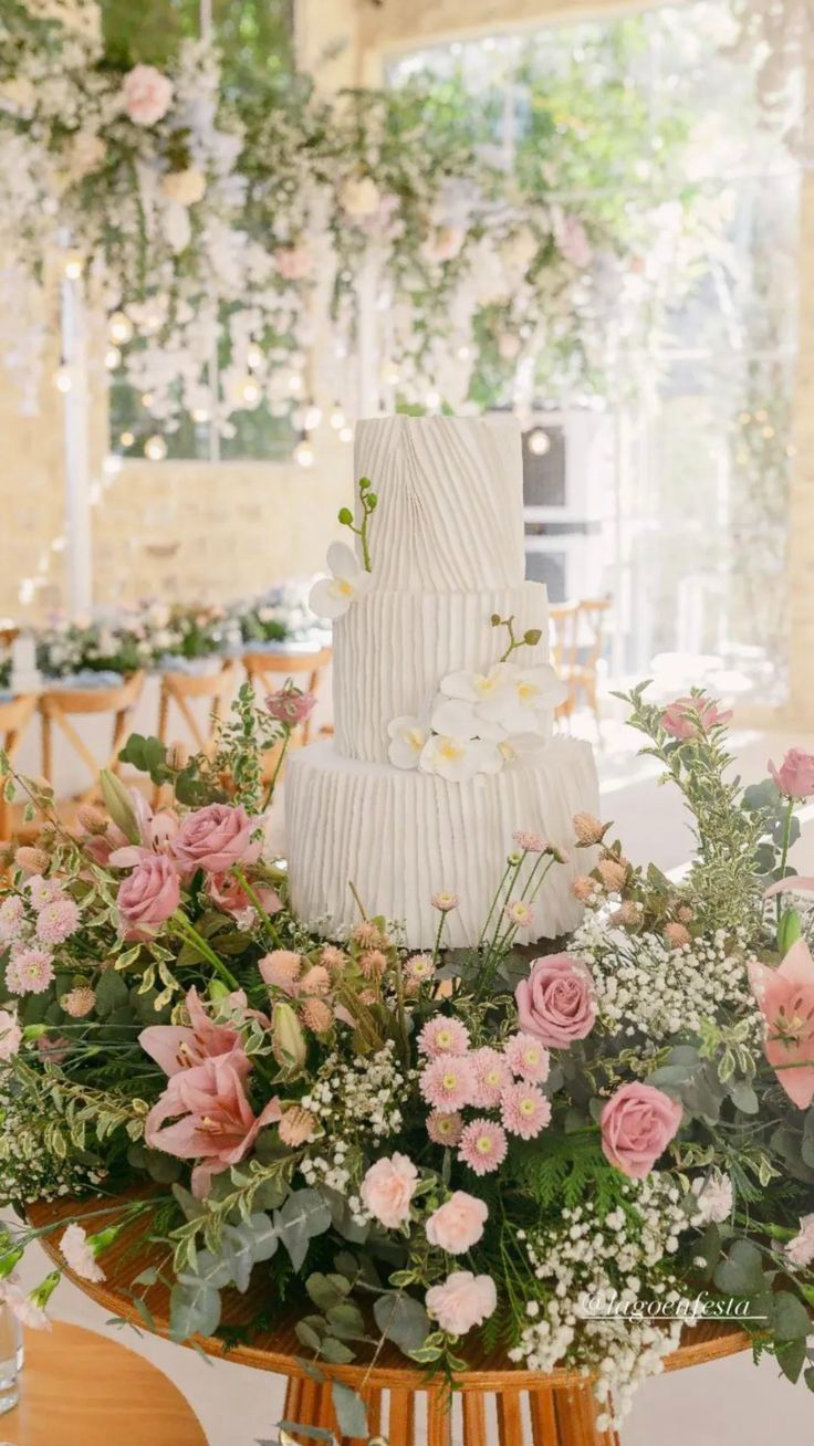mesa do bolo para casamento simples branco e rosa