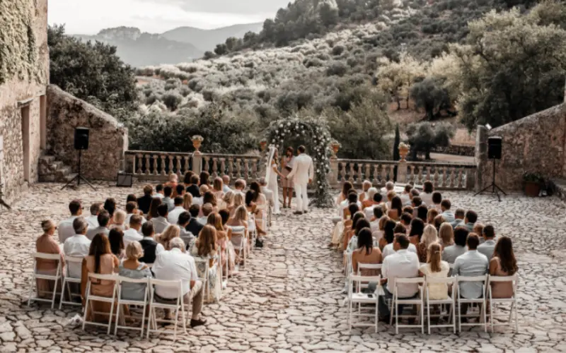 cerim&ocirc;nia ao ar livre com vista para montanhas