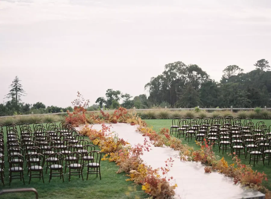 cerim&ocirc;nia de casamento no domingo ao ar livre com caminho de arranjos de flores