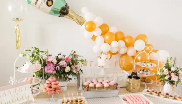 capa post: decoração de chá de panela com balões atrás da mesa de doces