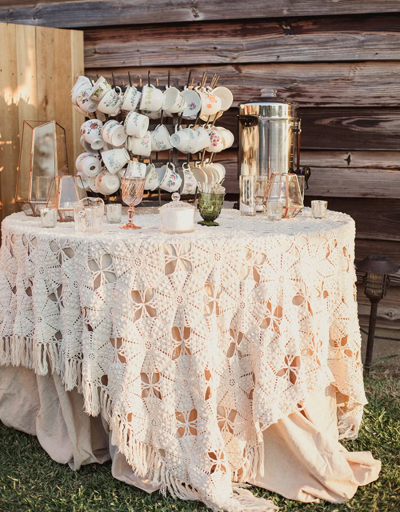 Esta&ccedil;&atilde;o de caf&eacute; em casamento com x&iacute;caras e garrafas