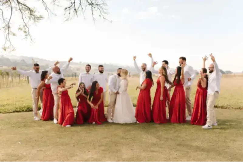 foto de casamento descontra&iacute;da com noivos e padrinhos