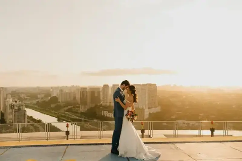 foto de casamento com noivos no pr&eacute;dio