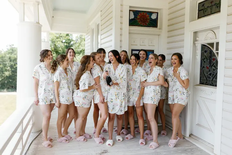 madrinhas com noiva estourando champagne