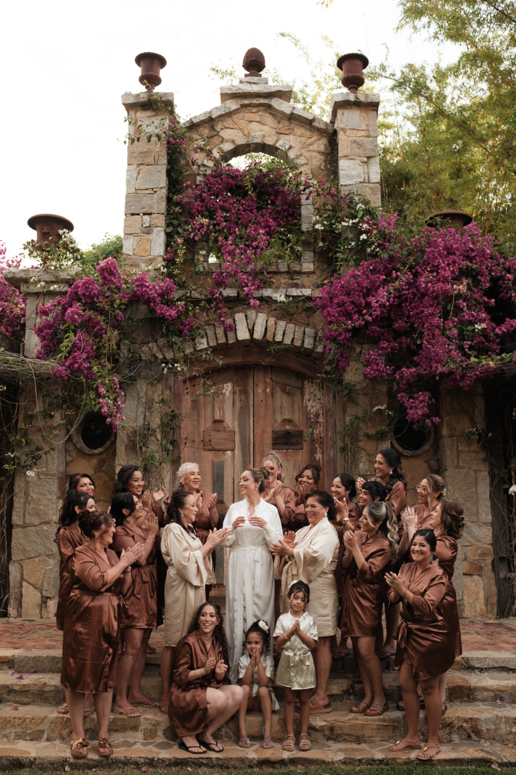 noiva de robe ao ladod e madrinhas de robe marrom 