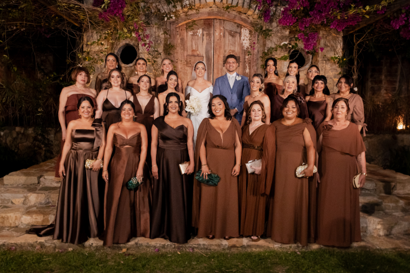 noivos ao lado de madrinhas de marrom
