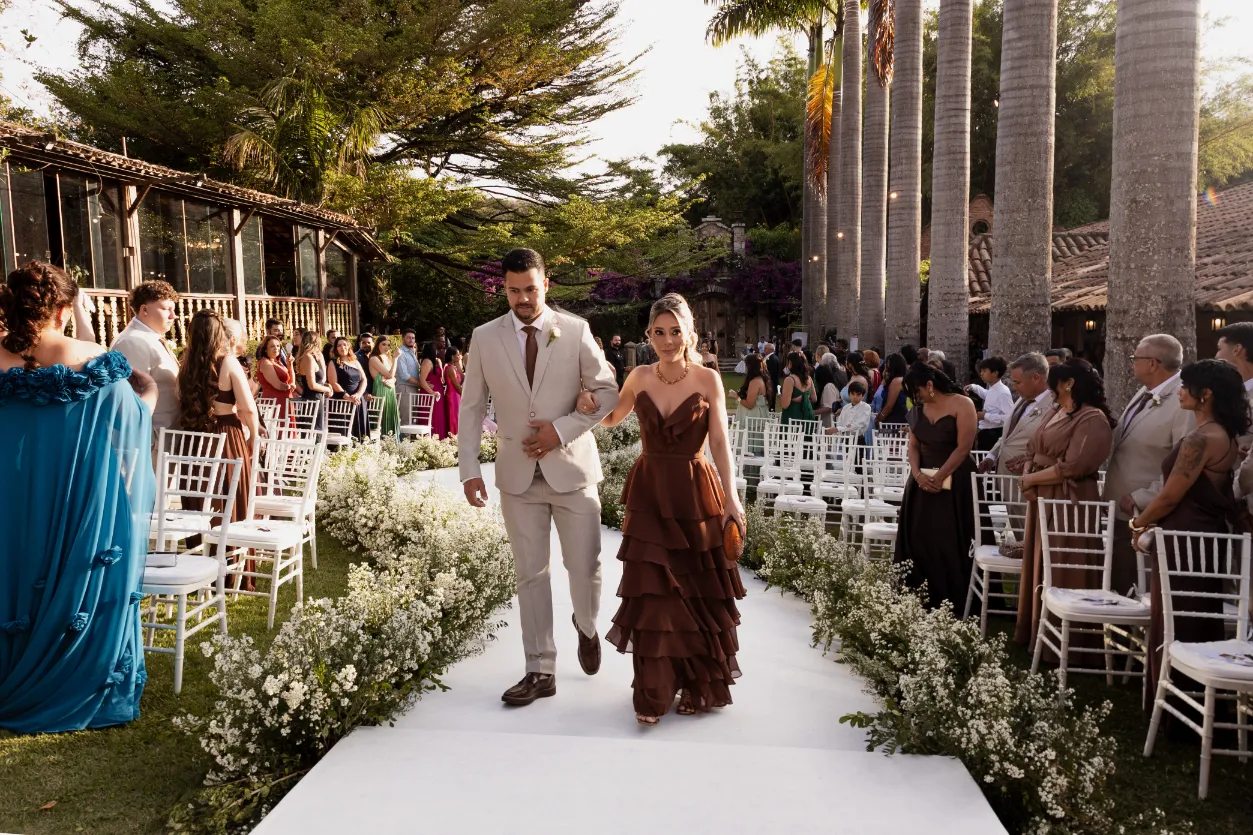 entrada do padrinho de off white e madrinha de marrom