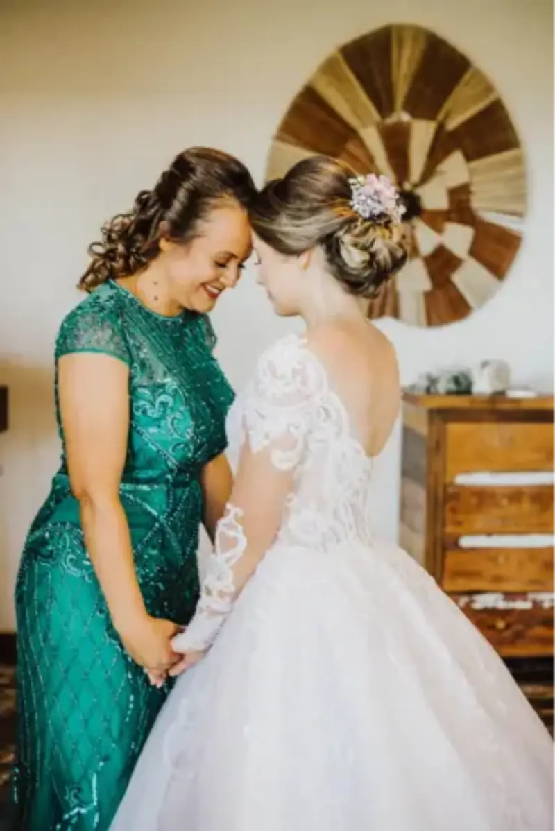 m&atilde;e e noiva em foto de casamento