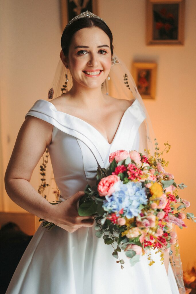 noiva com buque colorido e maquiagem simples