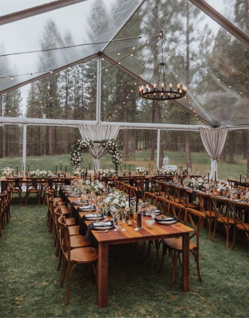 mesa comunit&aacute;ria com tenda para os convidados