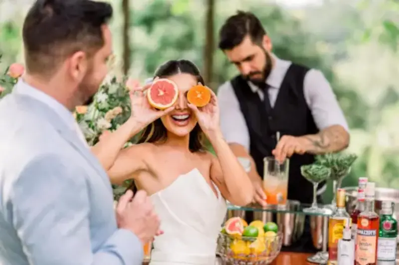 noiva com frutas nos olhos