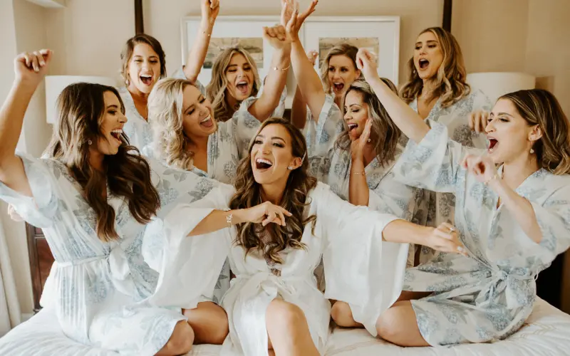 noiva com madrinhas no making of em quarto