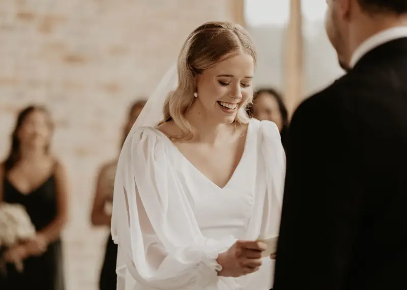 noiva lendo votos de casamento evang&eacute;lico para o noivo