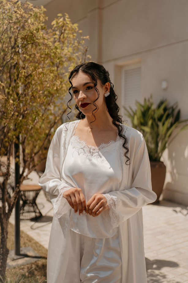 noiva com buque vermelho e robe