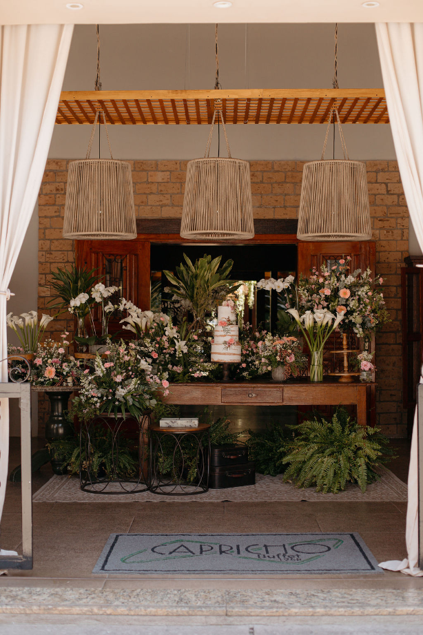 mesa do bolo de casamento em salão