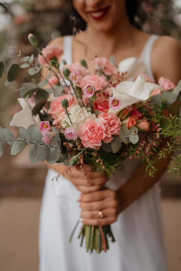 noiva segurando buque rosa e branco