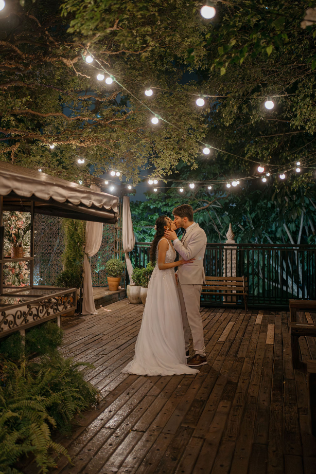 noivos se beijando à noite