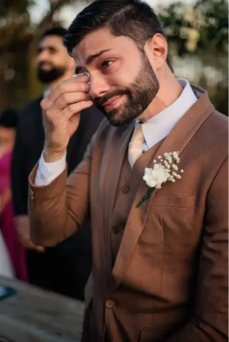 noivo chorando em cerim&ocirc;nia de casamento
