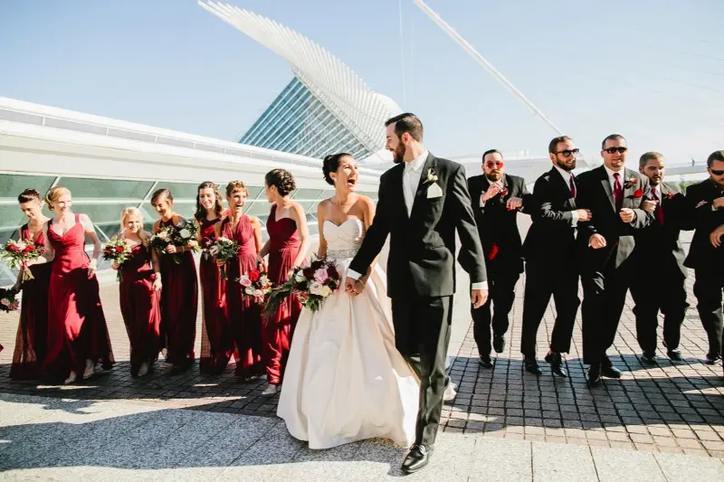 noivos caminhando com padrinhos 