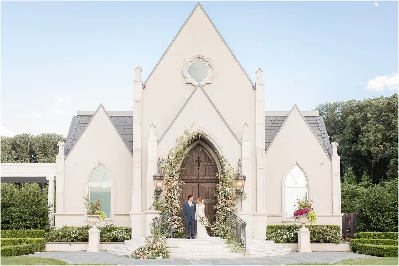 noivos na porta da igreja em casamento de domingo durante a manh&atilde;