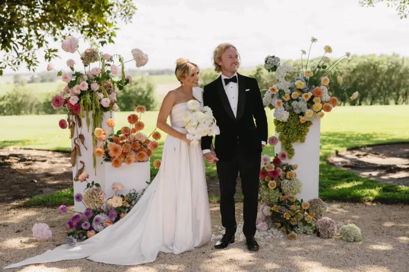 noivos no altar florido no campo