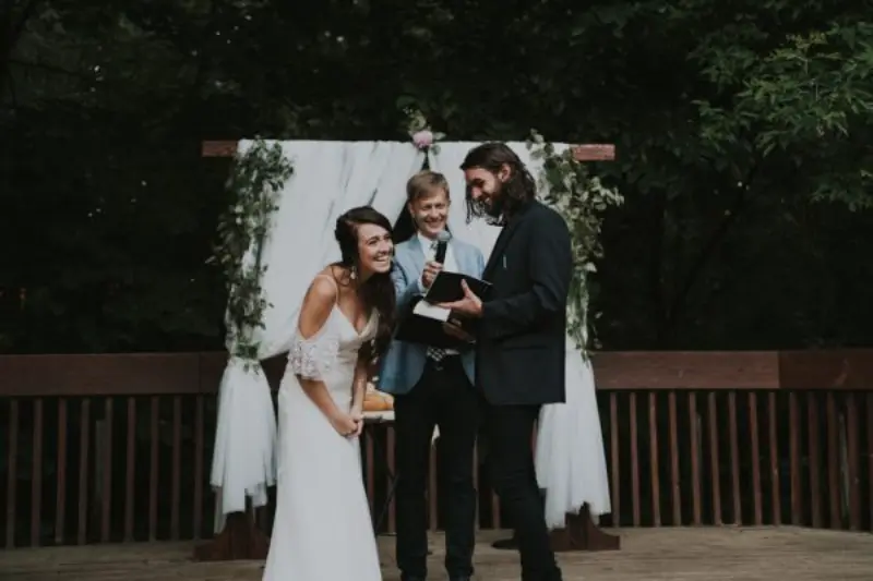 noivos rindo durante a leitura dos votos de casamento evang&eacute;lico