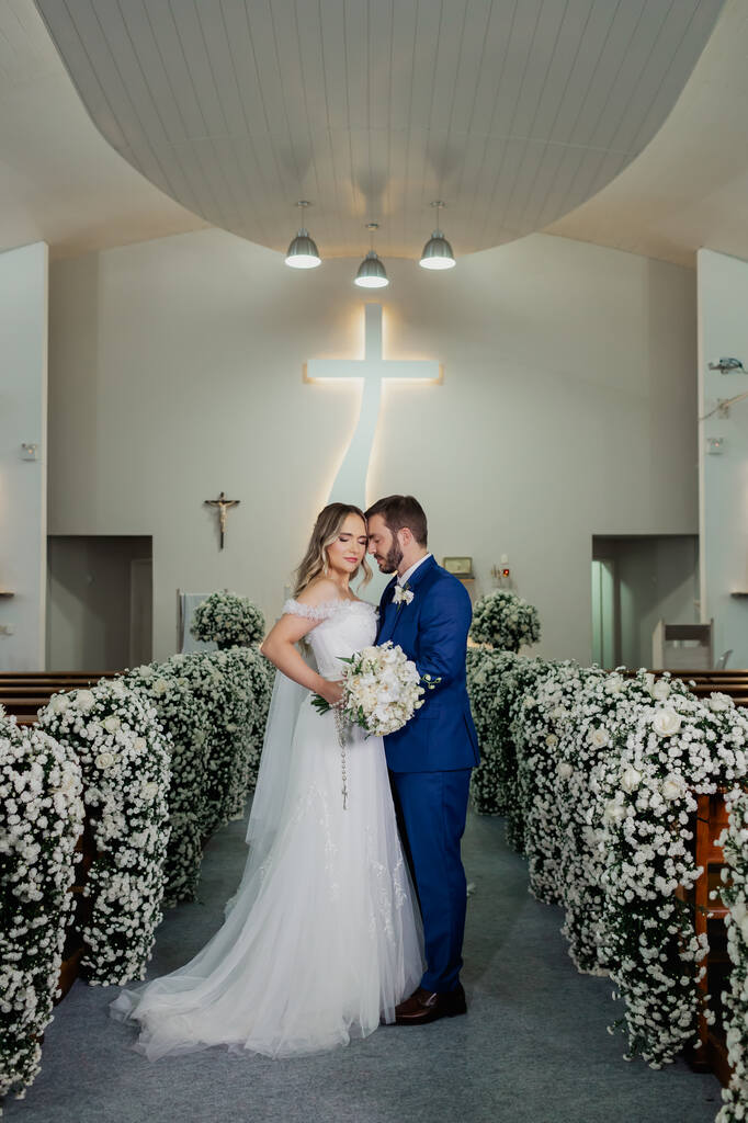 noiva com vestido sob medida feito em sp ao lado do noivo na igreja
