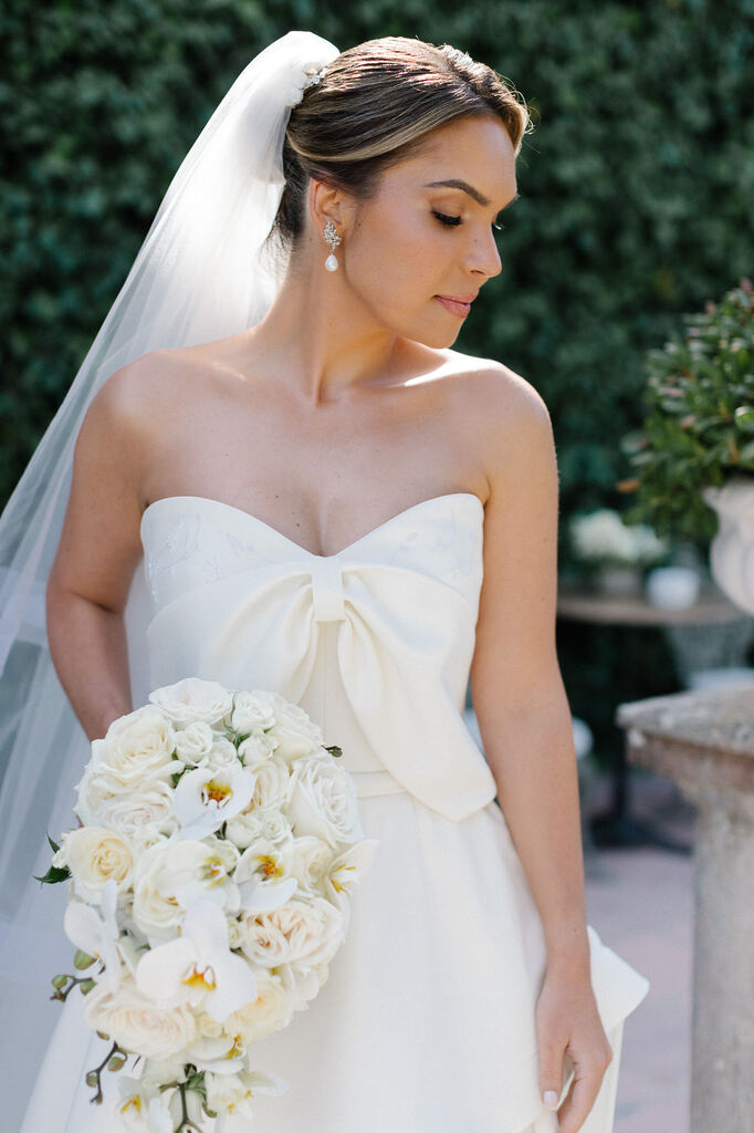 mulher com vestido de noiva sob medida com laço na frente