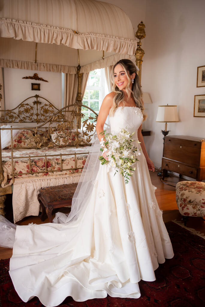 noiva com vestido sob medida tomara que caia