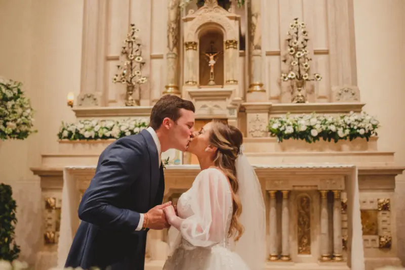 beijo do casal no casamento na igreja