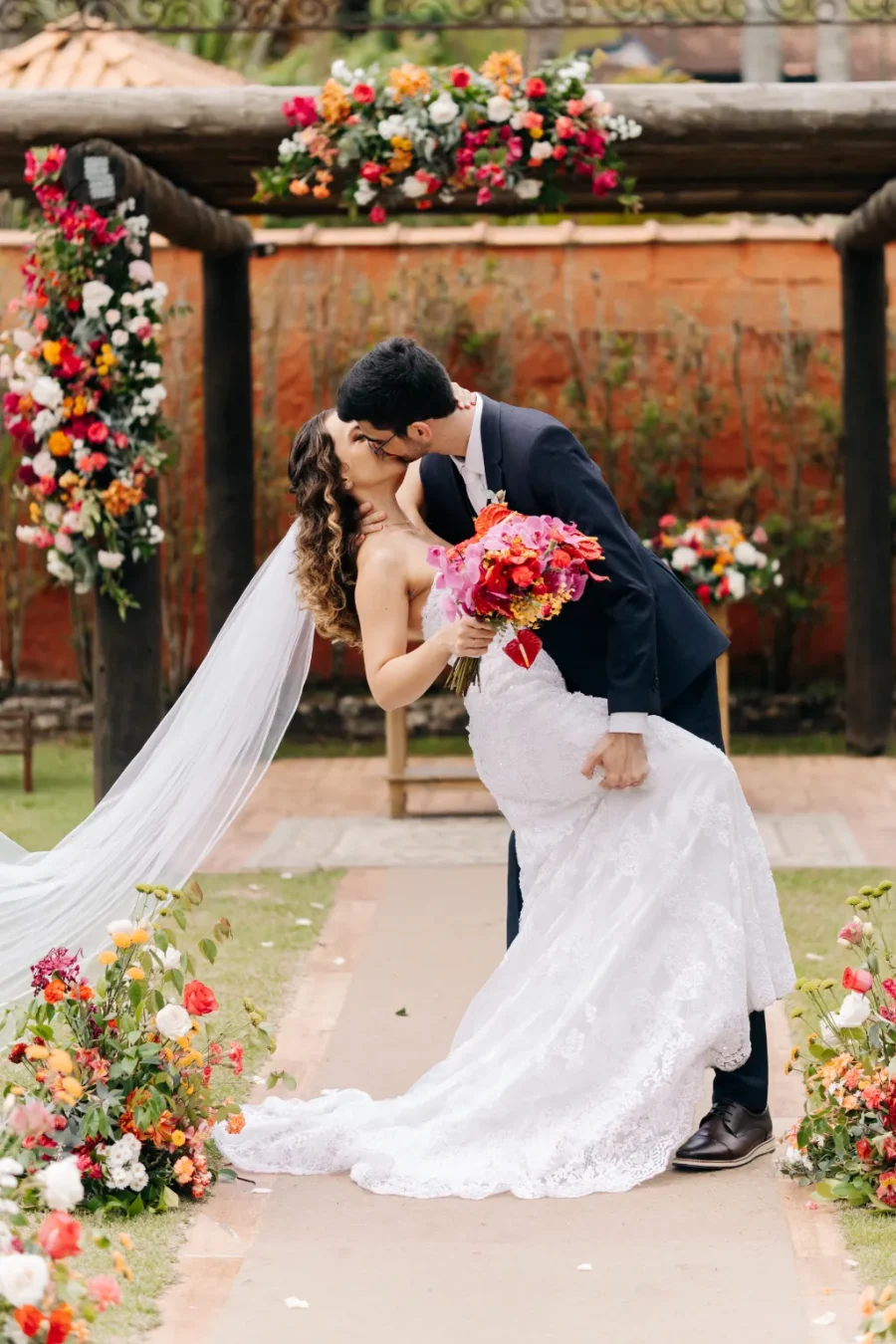 noivos se beijando em casamento colorido
