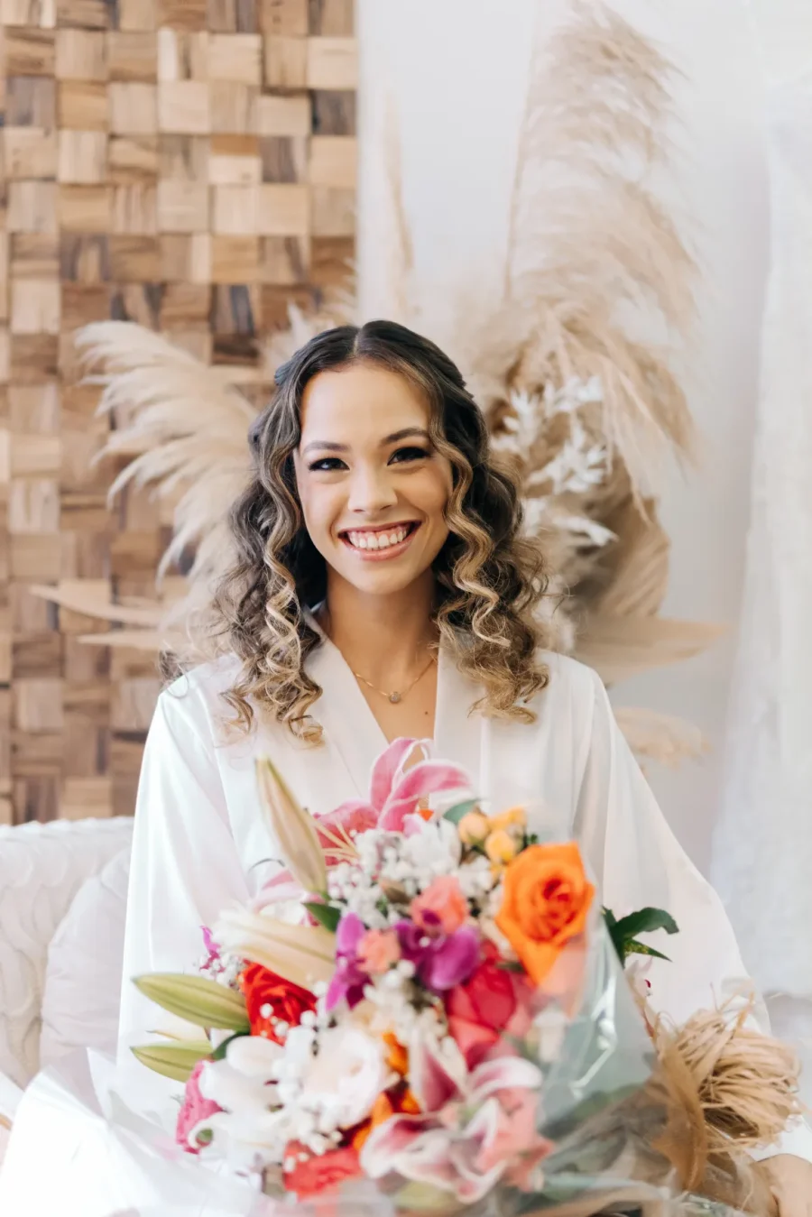 noiva com buque colorido