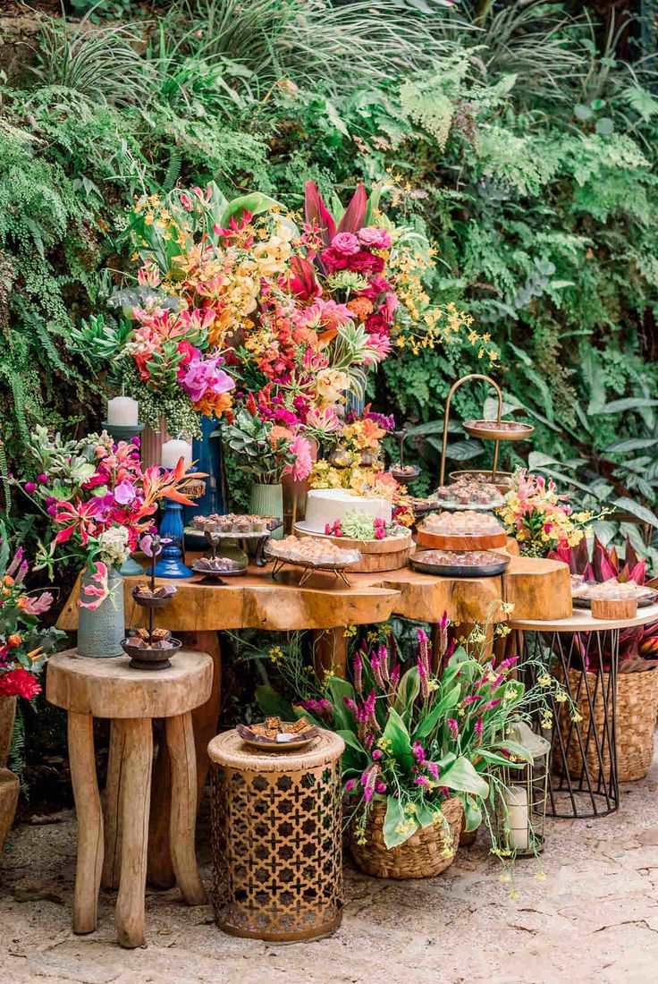 mesa do bolo de casamento r&uacute;stica colorida