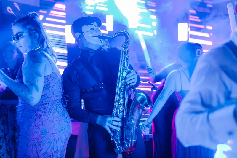 saxofonista tocando em festa de casamento