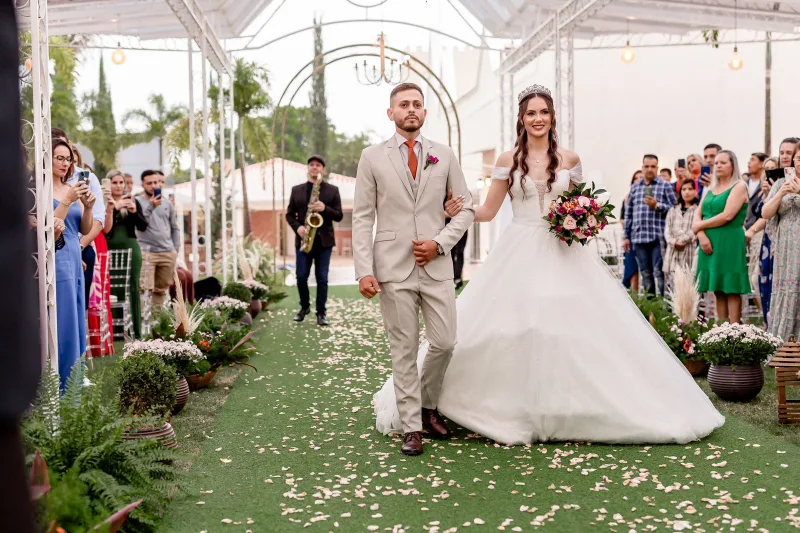 saxofonista na entrada do casamento