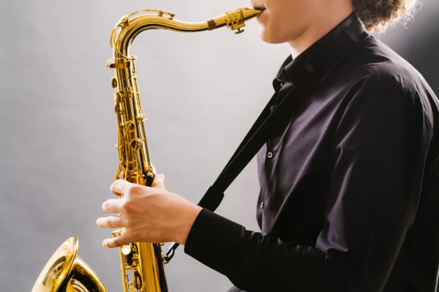 jovem tocando saxofone