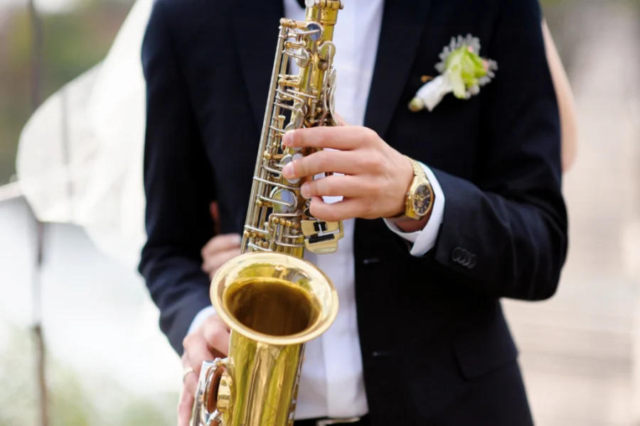 homem de terno tocando instrumento