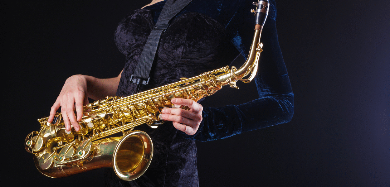 mulher segurando saxofone