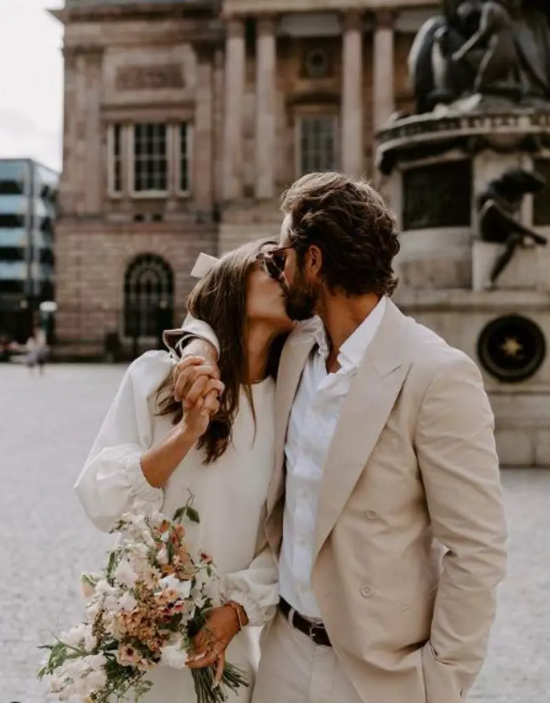 beijo do casal no casamento civil