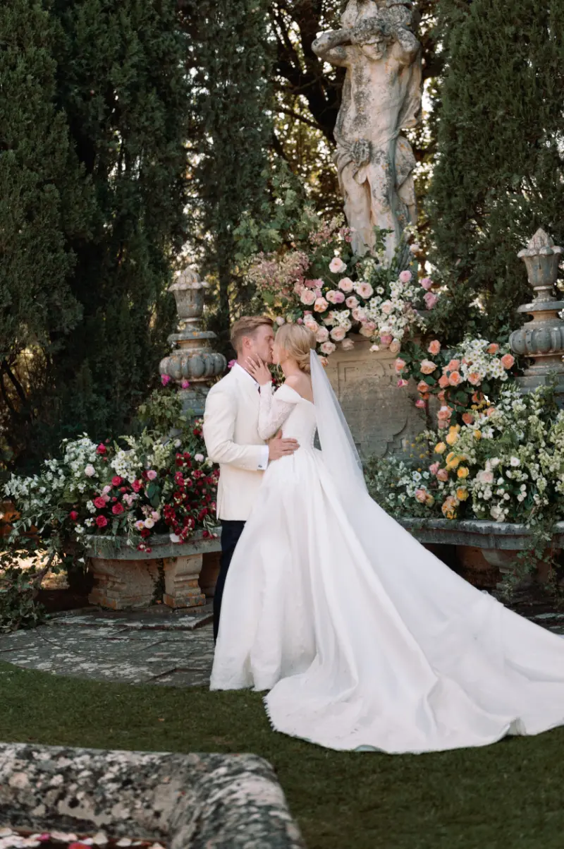 beijos dos noivos em jardim