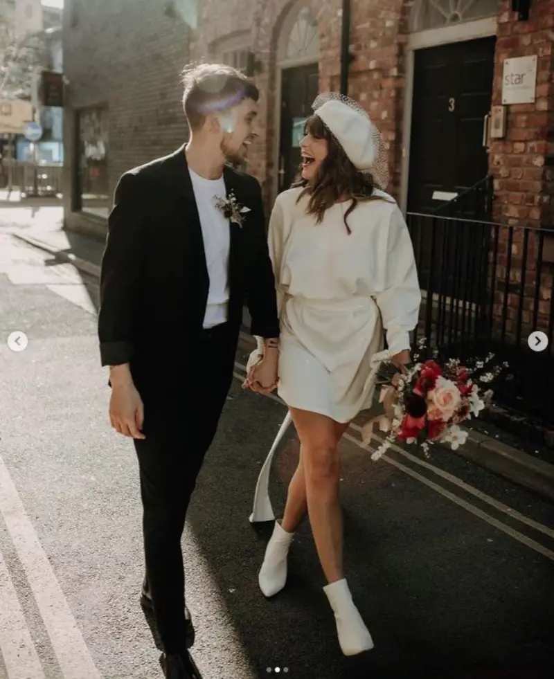 casal caminhando na rua depois de casamento civil