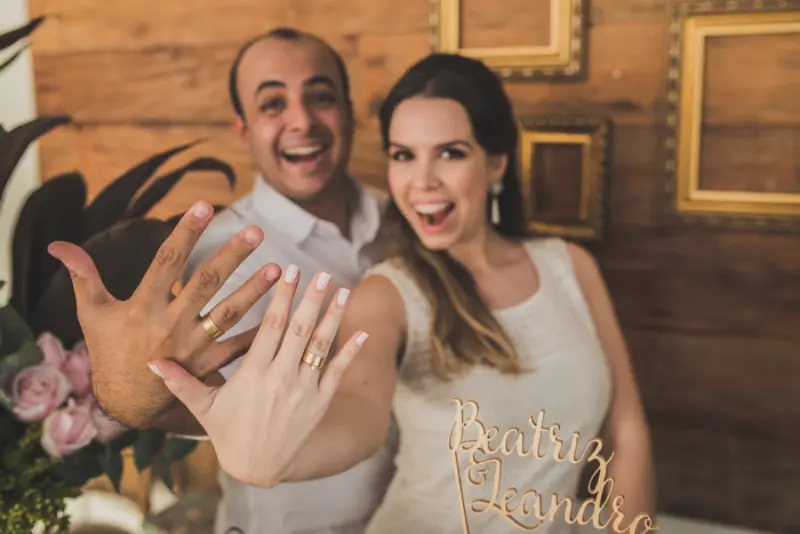 casal mostrando aliança de noivado